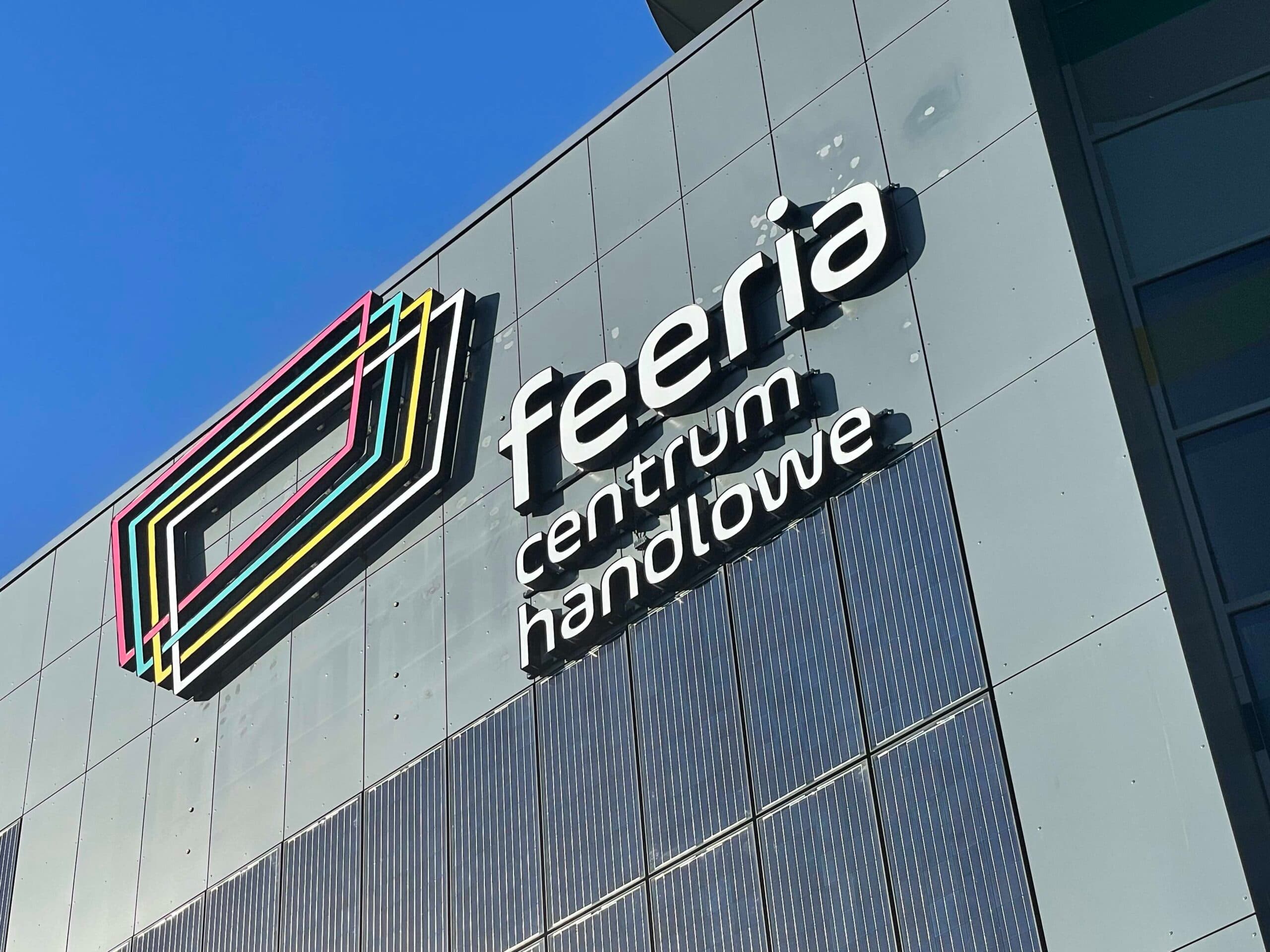 Wnętrze centrum handlowego pełne kupujących